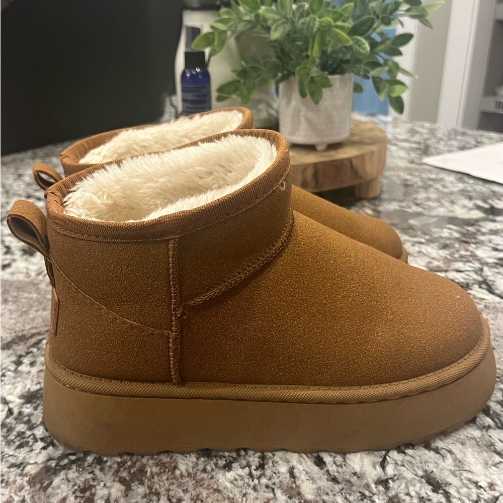Ultra Mini Boots Women’s Size 6